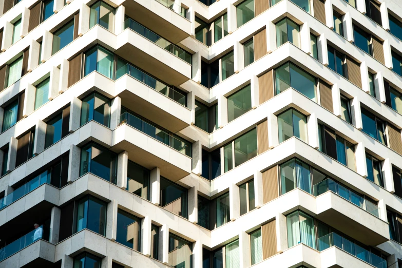 a building that has several windows in it