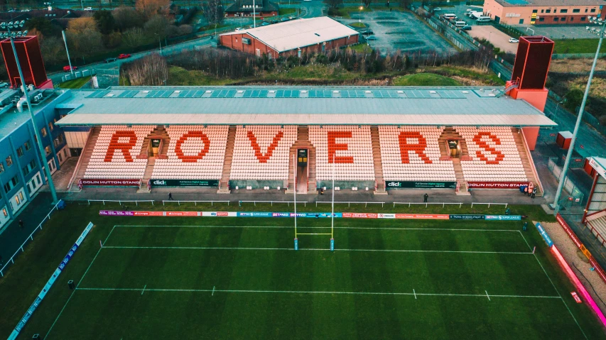 a tennis court that has the word'rowes written on it