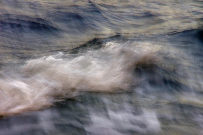 a blurry image of waves in the ocean