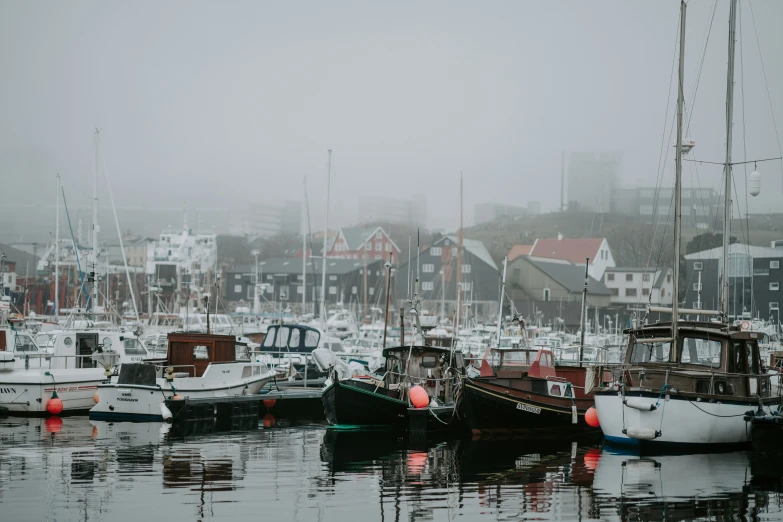 many small boats are parked next to each other