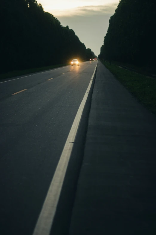 the headlights of cars are on the road at night