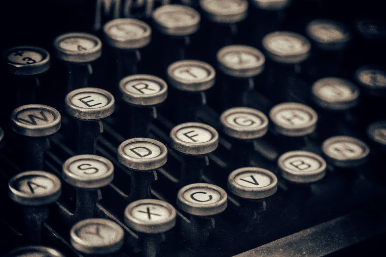 an old typewriter has the letters o in the middle of it