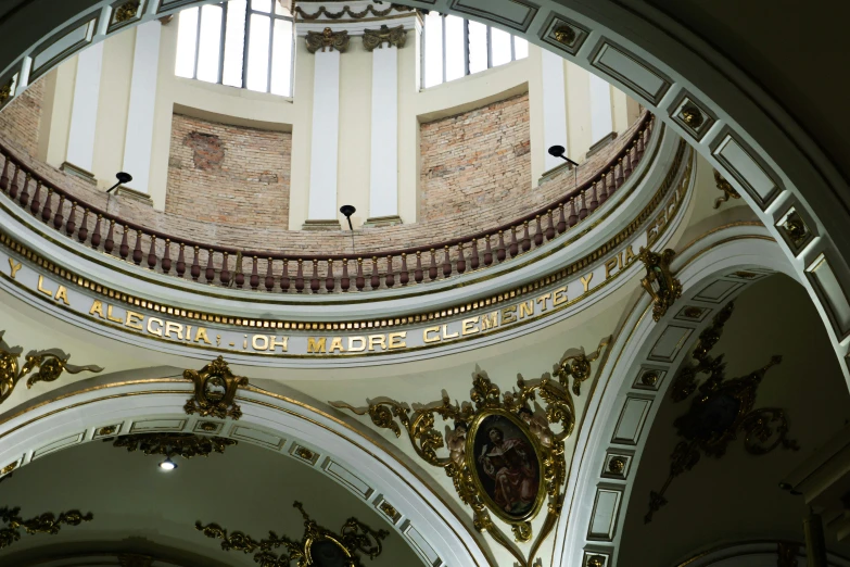 there is a circular view of the ceiling in this building