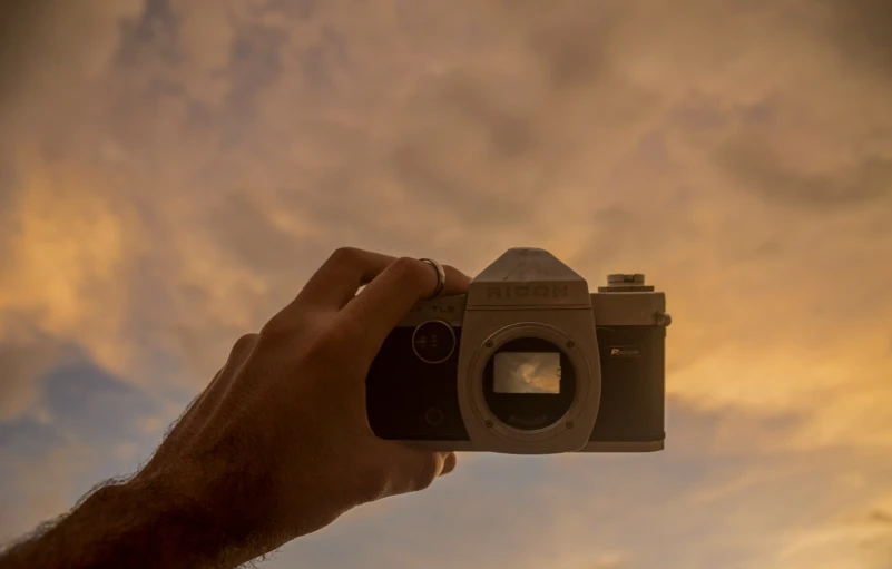 a man is taking a po with a digital camera