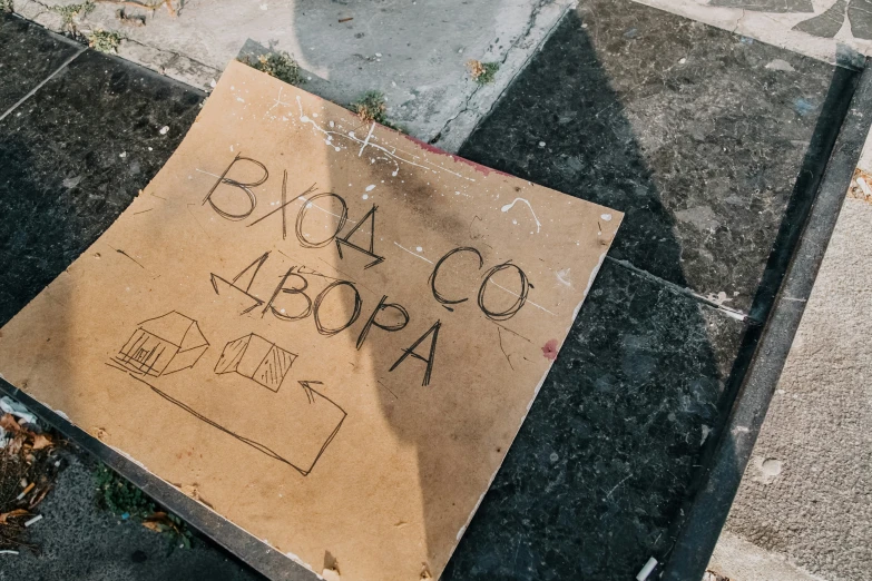 a paper sign saying vo abapa in the middle of a sidewalk