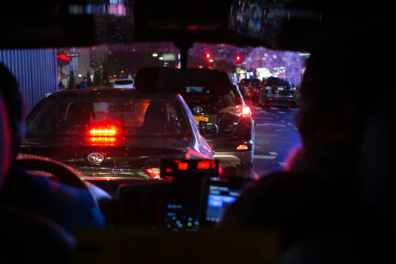 a bunch of cars are waiting at an intersection