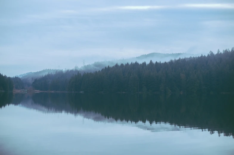 there is a boat that is sitting in the still water