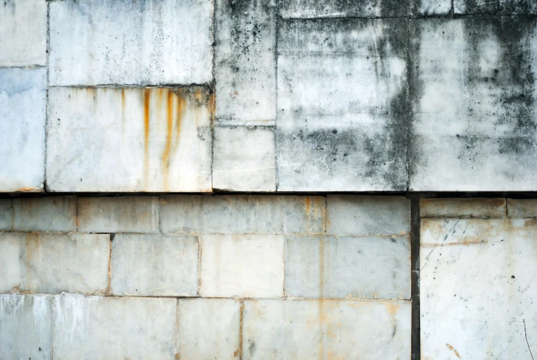 an old rusted building with no people