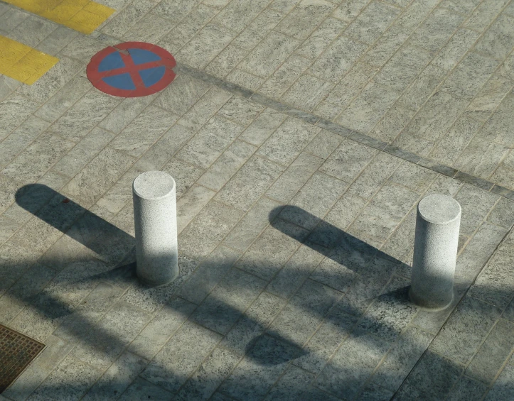 two concrete posts with the colors of the letters p, s and k