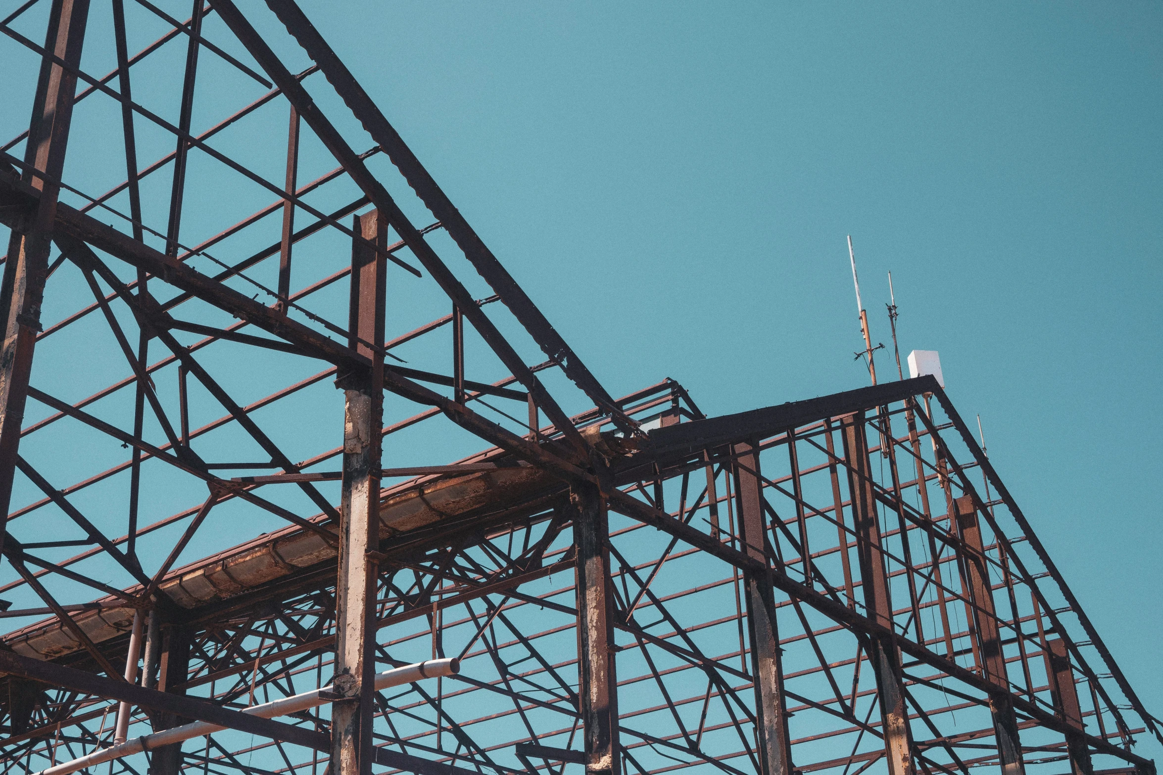 a very tall structure sitting under a blue sky