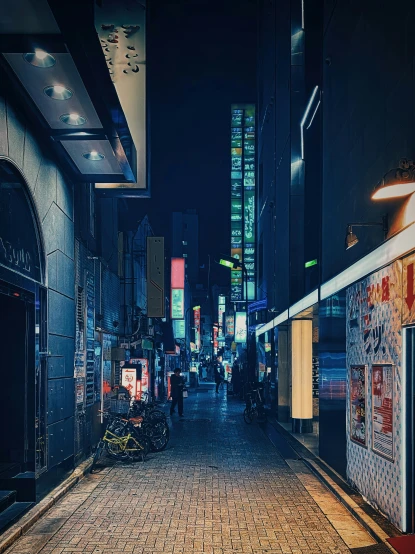 an empty alley in the night in a city