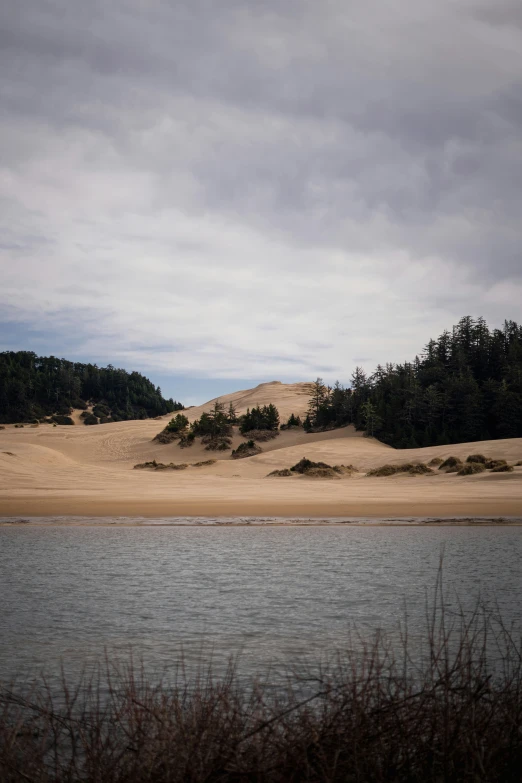 a picture of a very pretty land with water