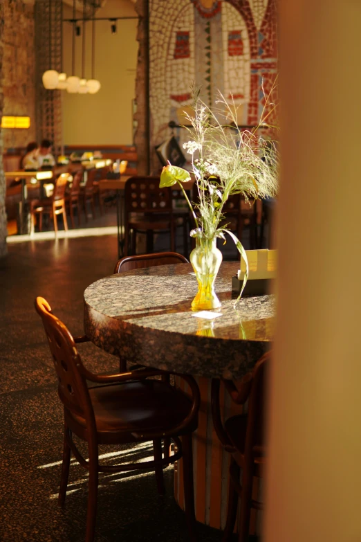 the table and chairs are empty at the restaurant