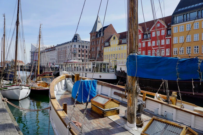 there are boats that can be seen on the water