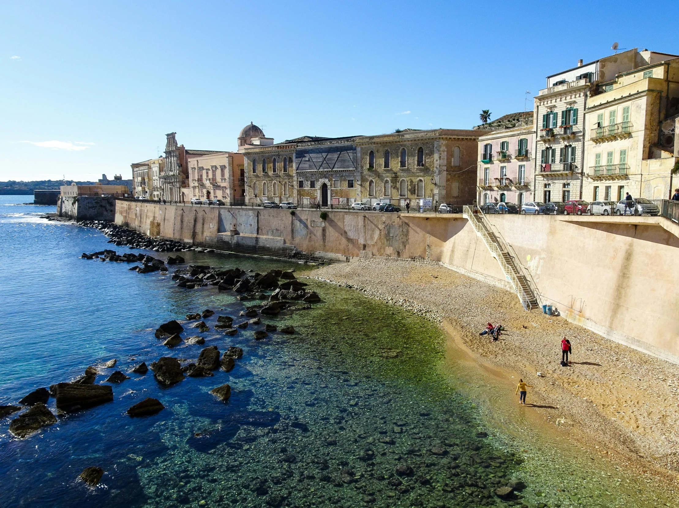 the buildings have long walls built along the side of it