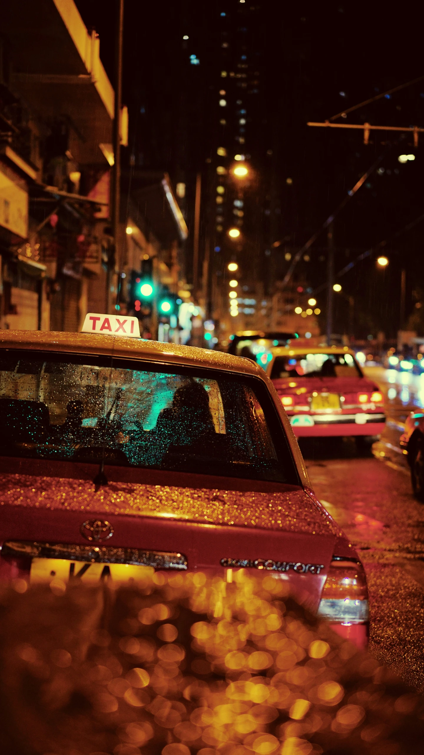 a city street filled with lots of traffic at night