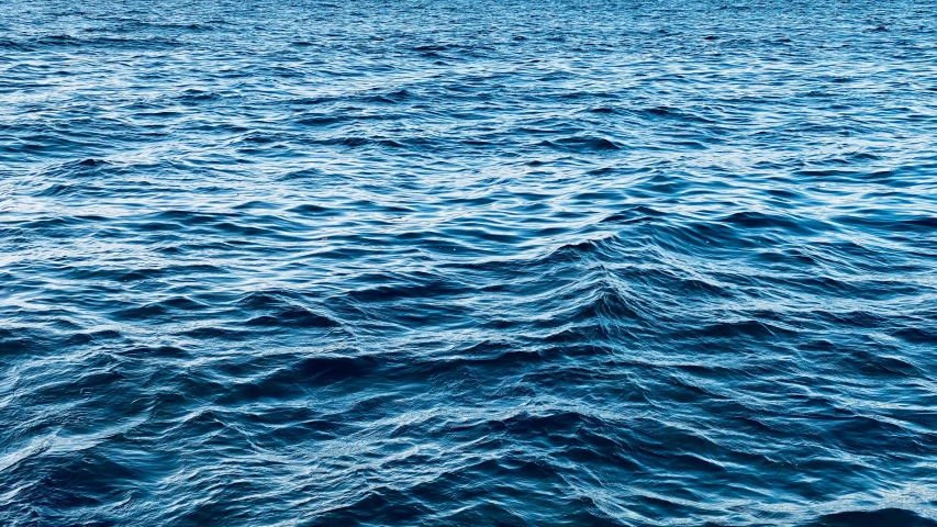 a large body of water that has very thin waves in it