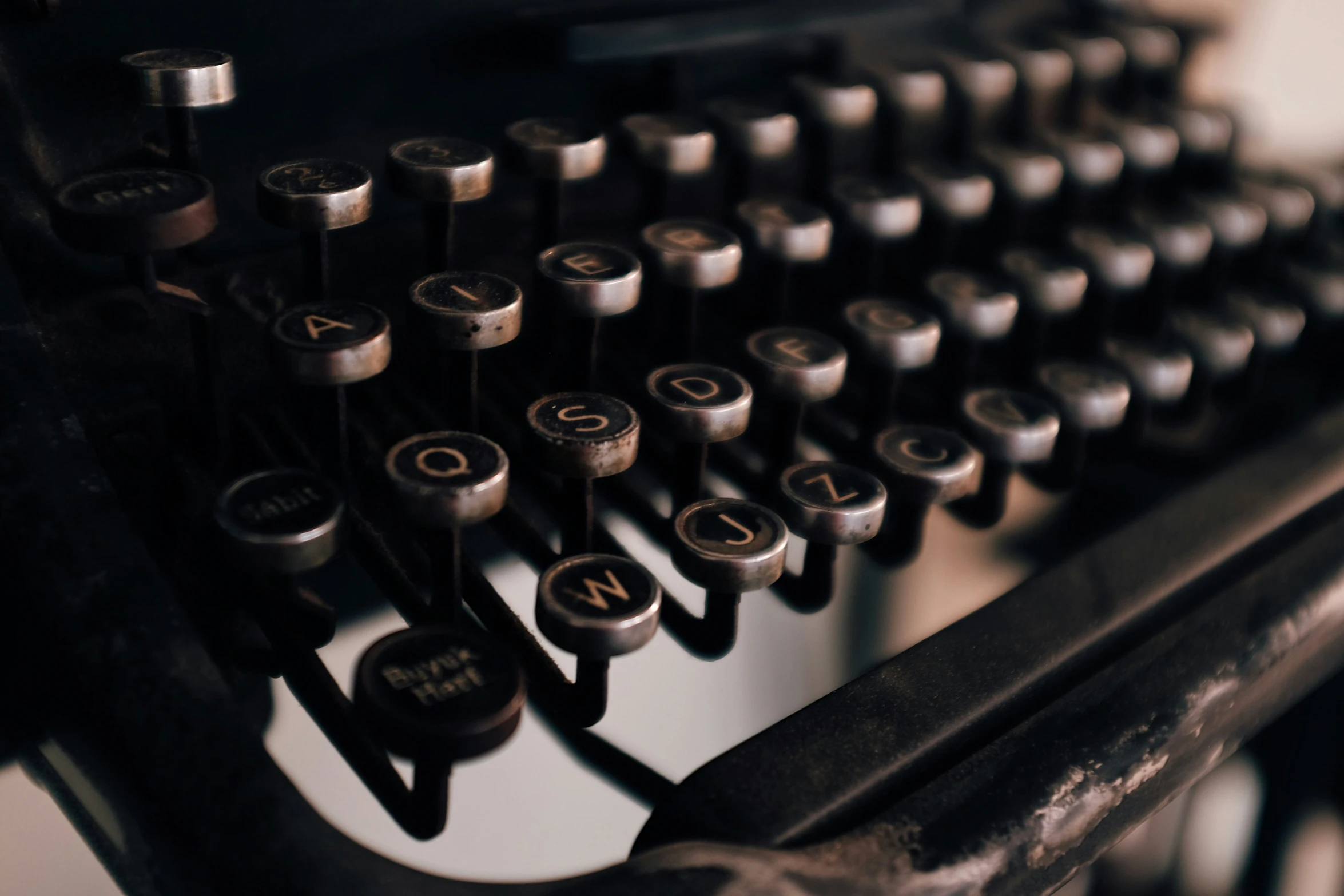 an old typewriter that has some keys on it
