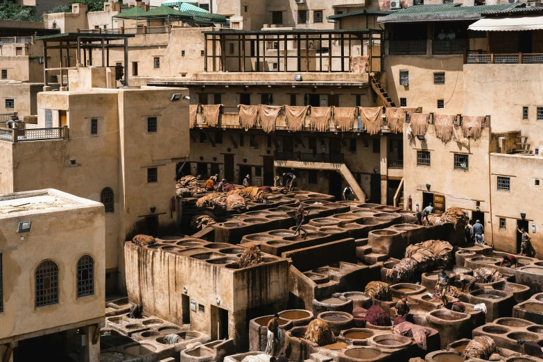 a bunch of pots that are in a courtyard