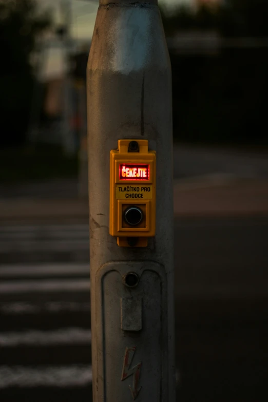 an emergency light is on the side of a pole