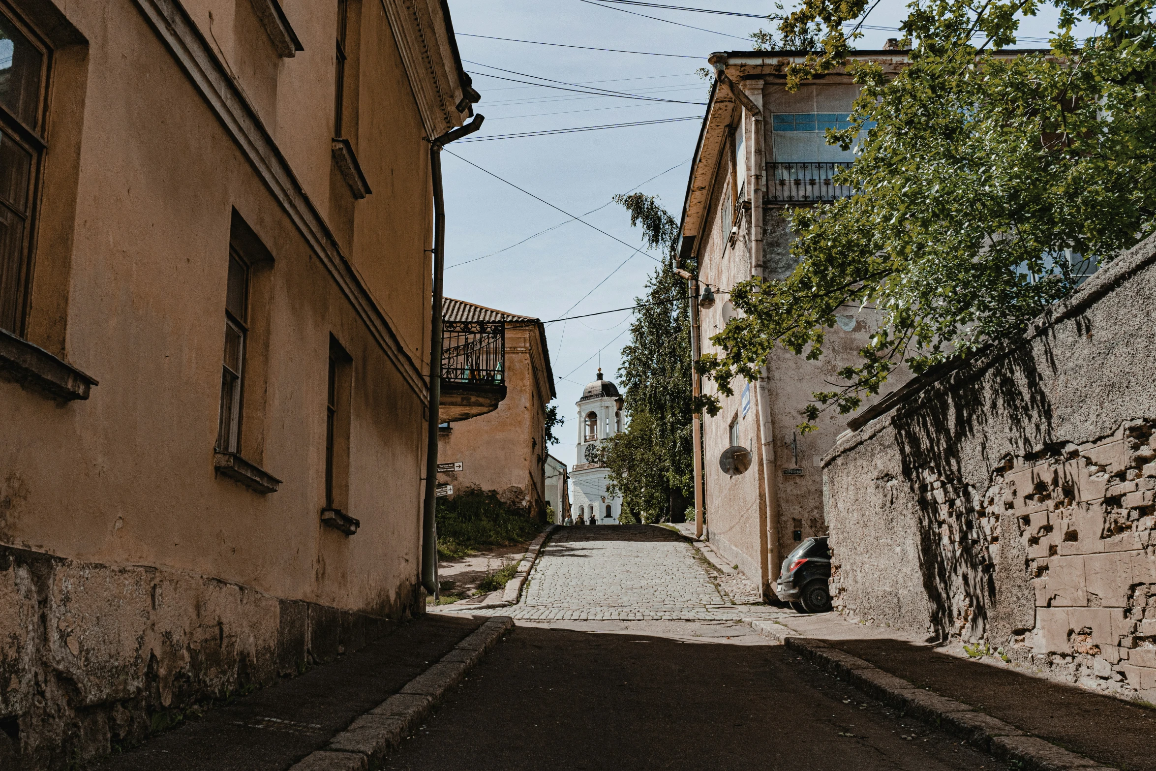 an old - fashioned street is shown with buildings and cobblestone