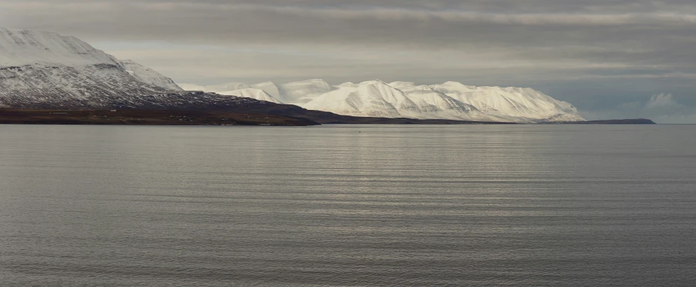 an image of mountains that look like they're floating in the water