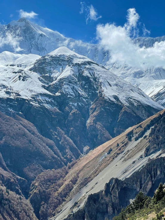 a snowy mountain range, covered in snow