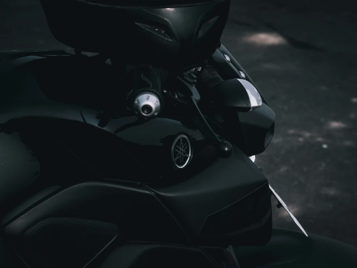 the side view of a motorcycle is shown in black