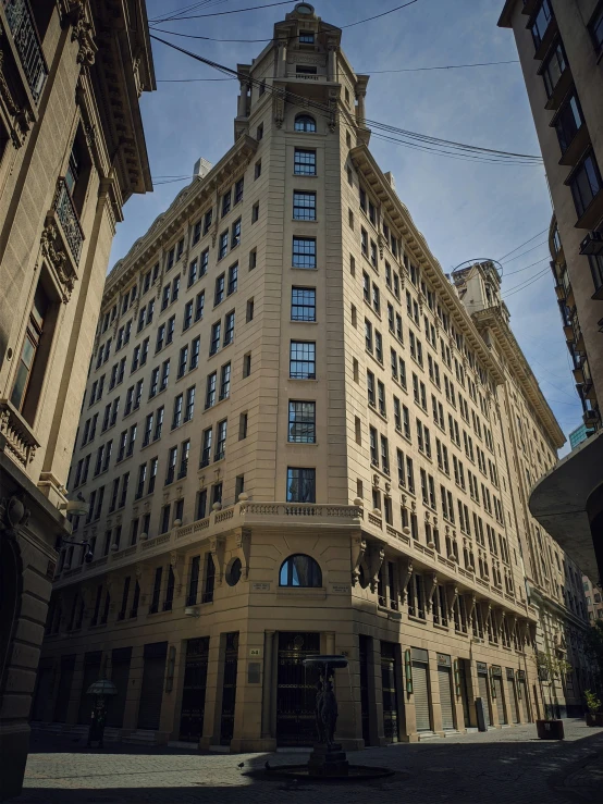 an old building is in the middle of several buildings