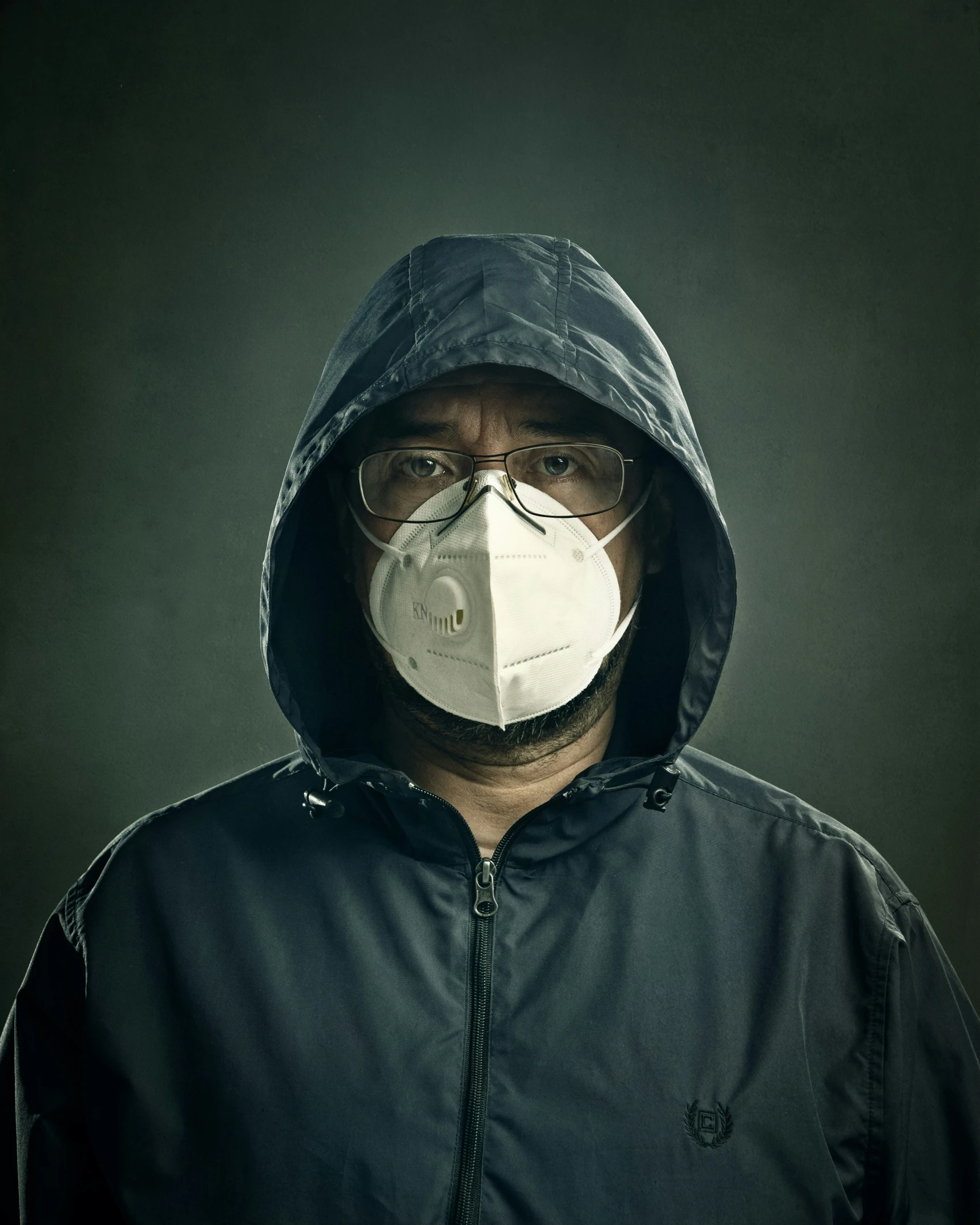 a man wearing a face mask to prevent from fluffloaf