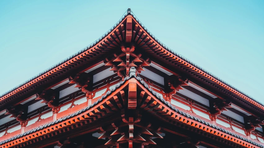 an asian building that looks like it has the roof