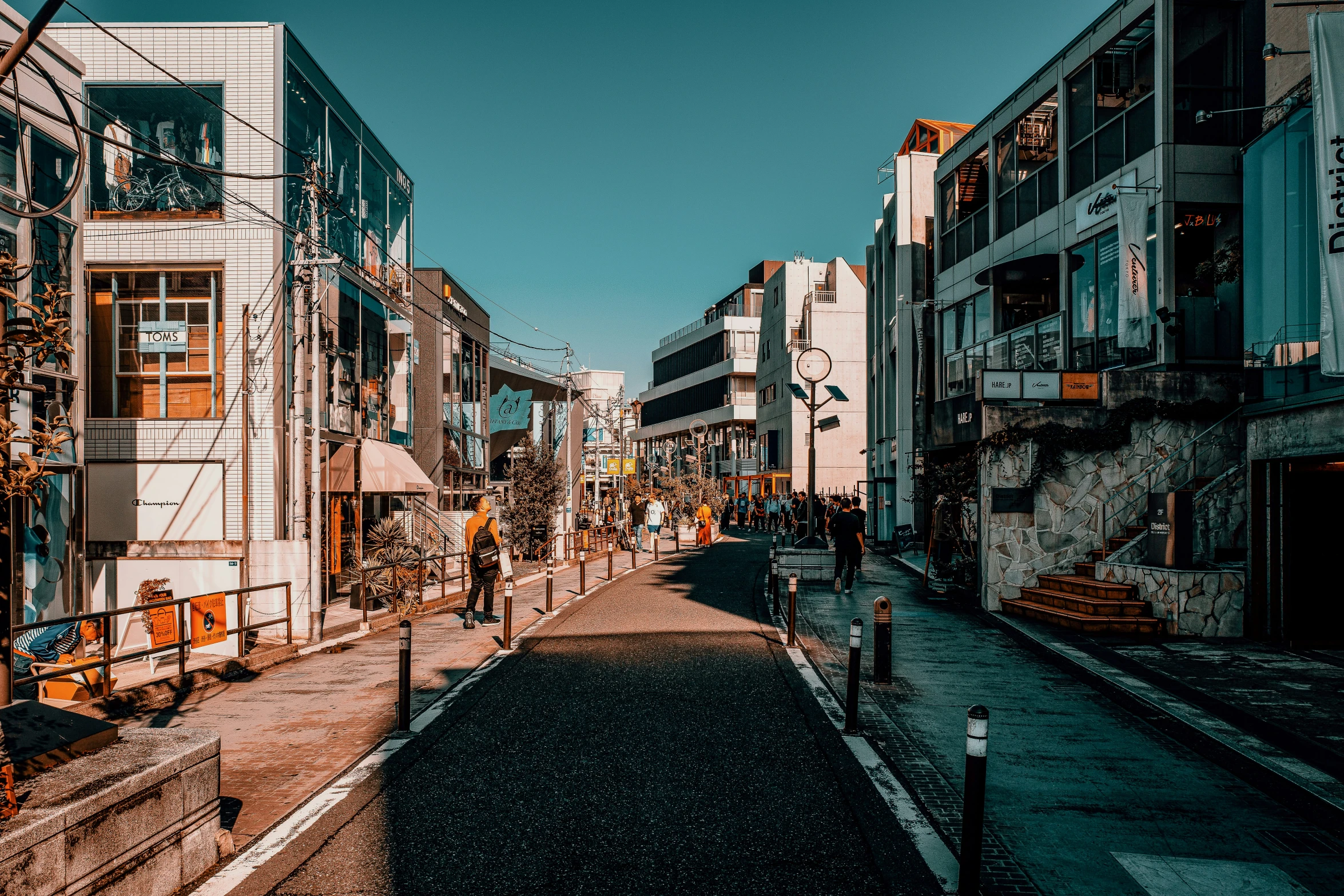 the image is a blurry and artistic look at this city