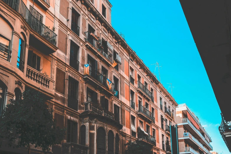 there are many windows on the buildings along this street