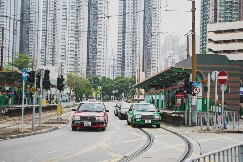 some cars are parked near some buildings and stoplights