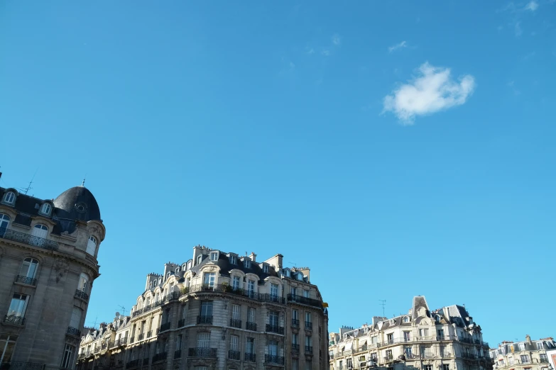 a picture of the sky above some buildings