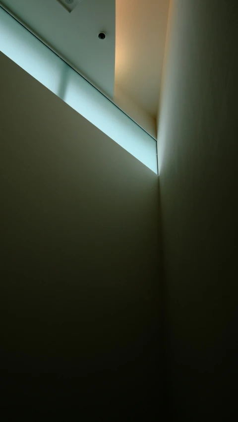 a light shining on the wall in a room