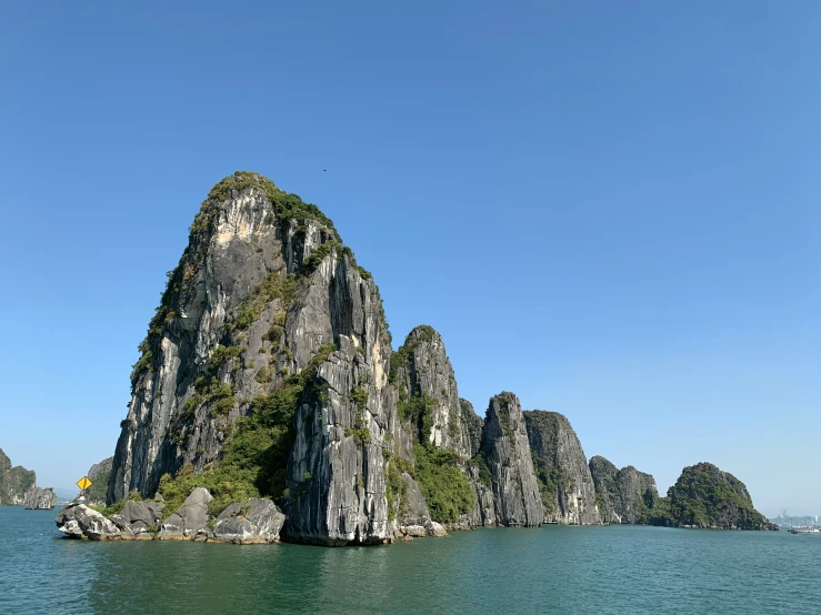 there are many large rocks on this body of water