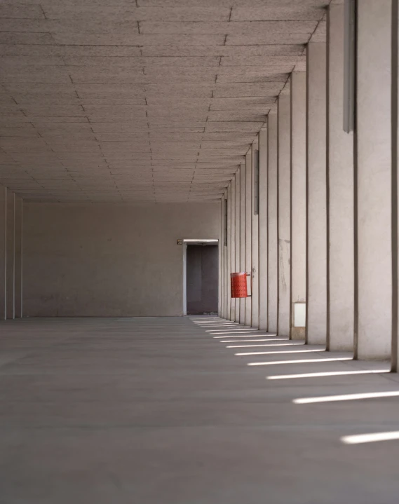 the hallway between two buildings has light coming from the windows