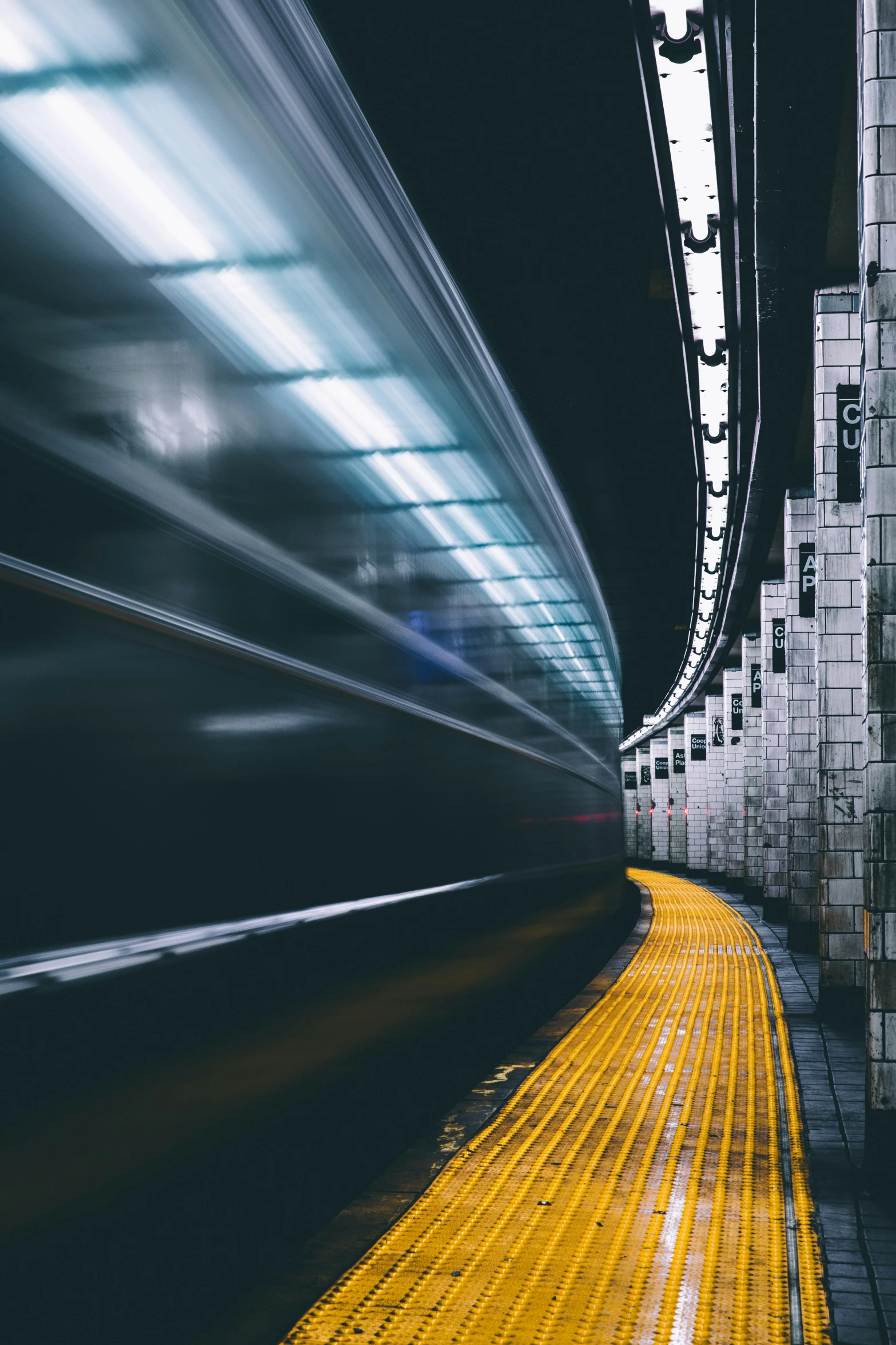 a very dark and blurry po of a subway station