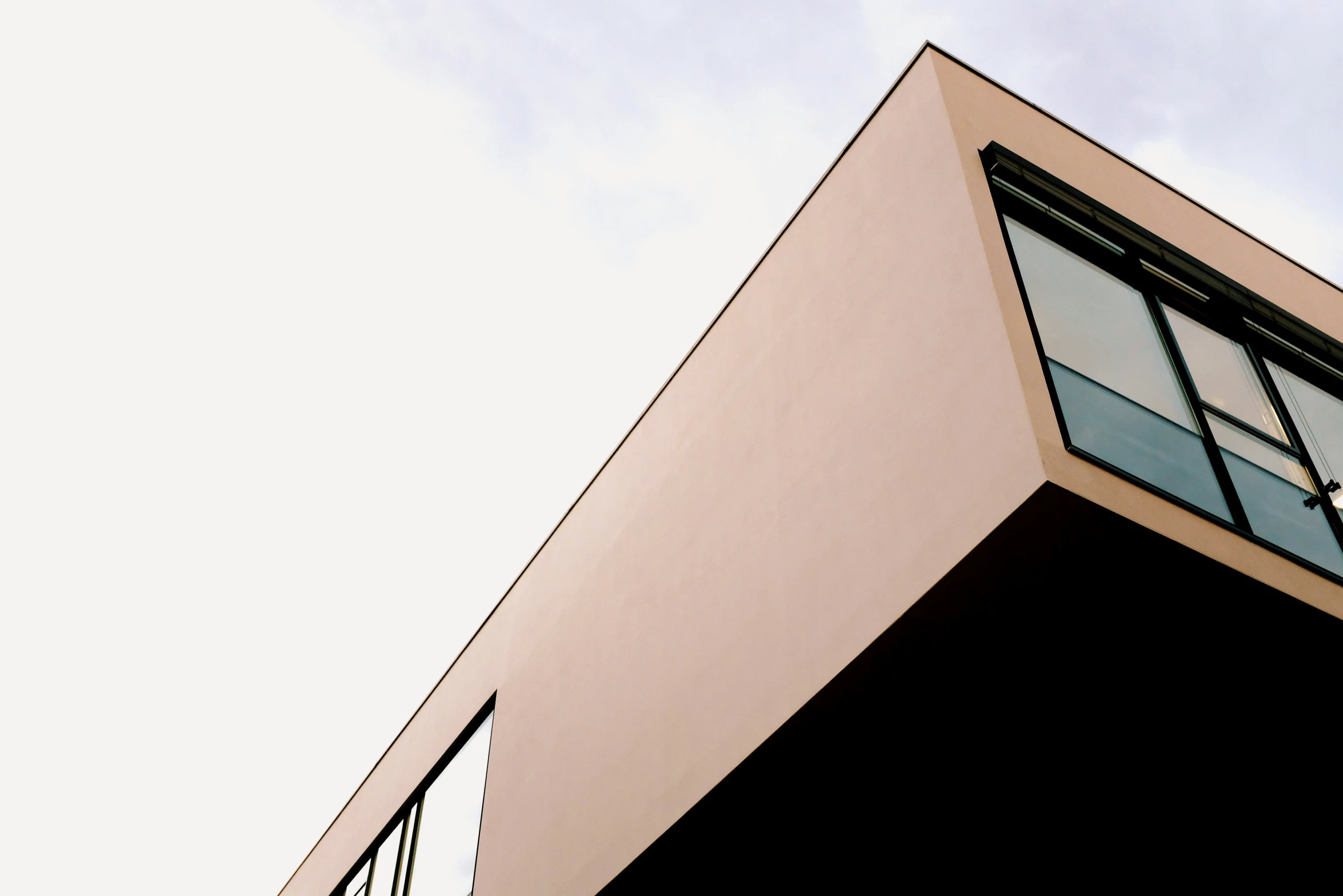 an unusual looking roof on a large building