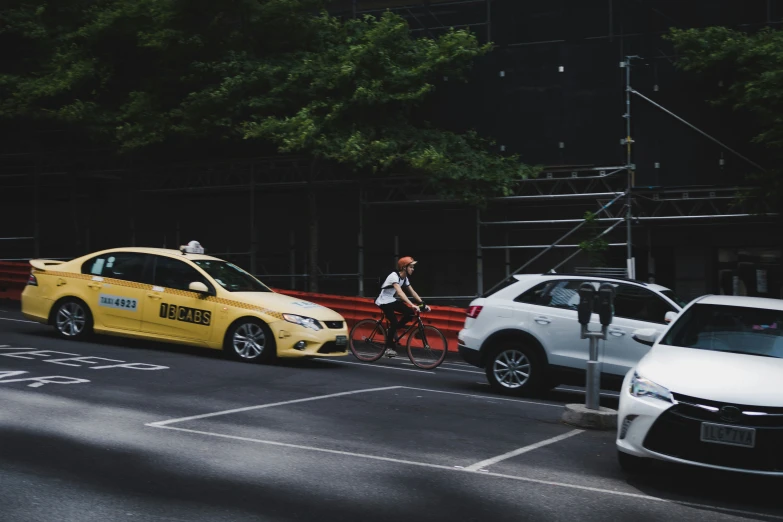 some cars are parked in a lot by the road