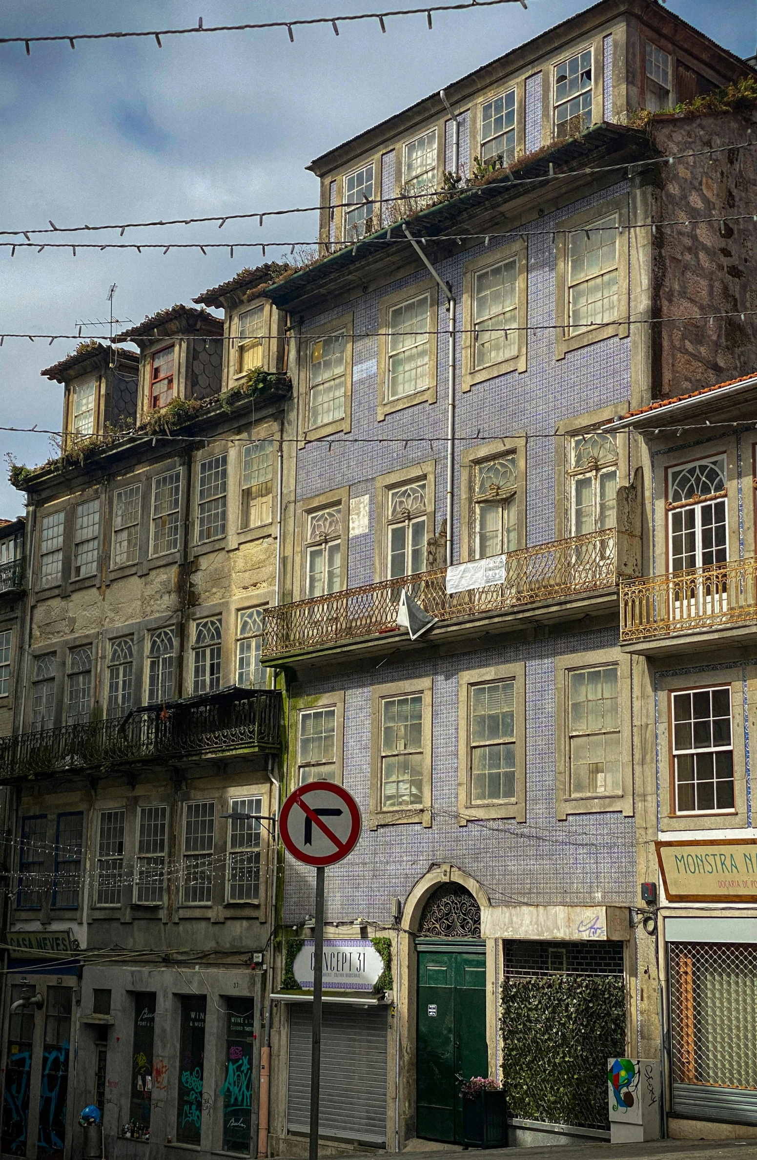 the building in the city is old and boarded