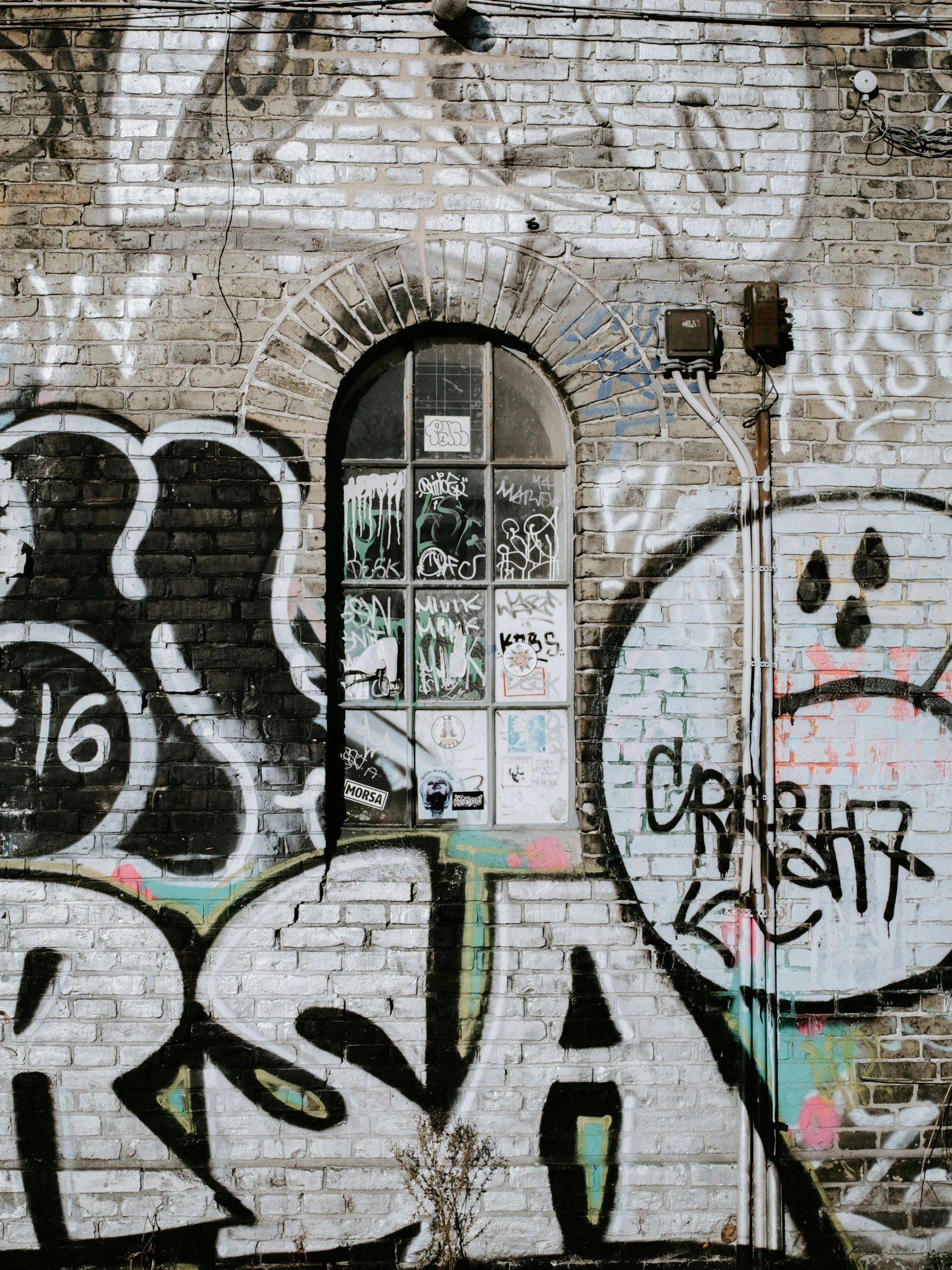 graffiti on a building in an alleyway