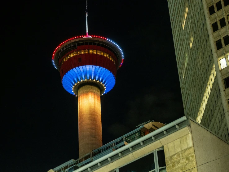 the seattle space needle lite up in red, white and blue for christmas