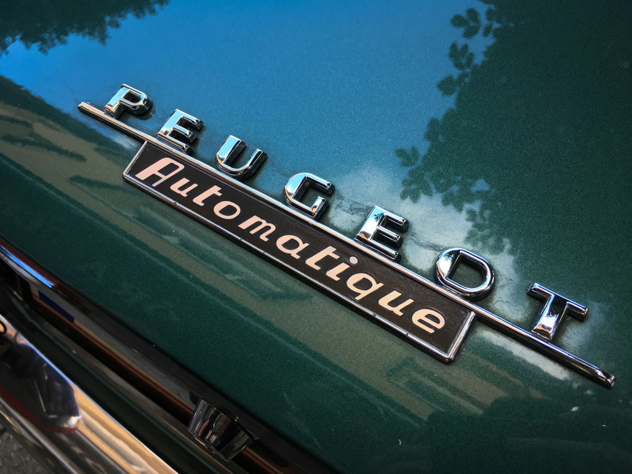 the emblem on the front of a classic car