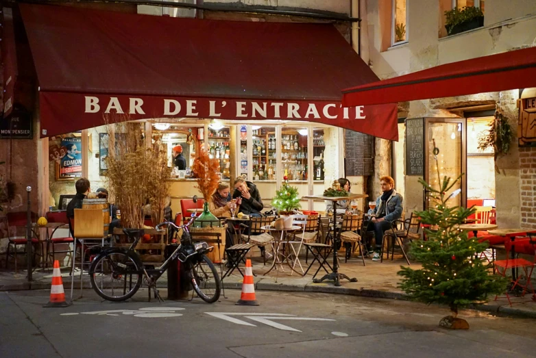 people are dining at an outside restaurant in the city