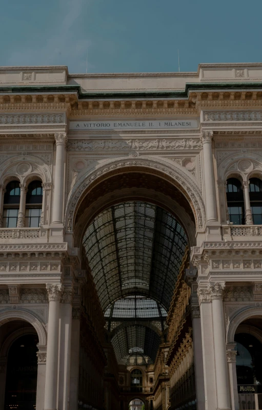 a building with arched windows and many arches in it