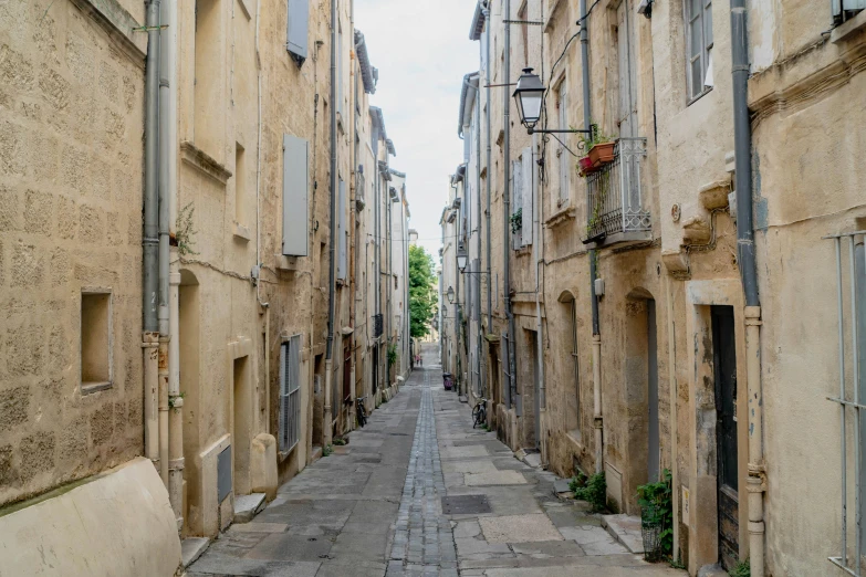 an empty alley in a city street is pictured