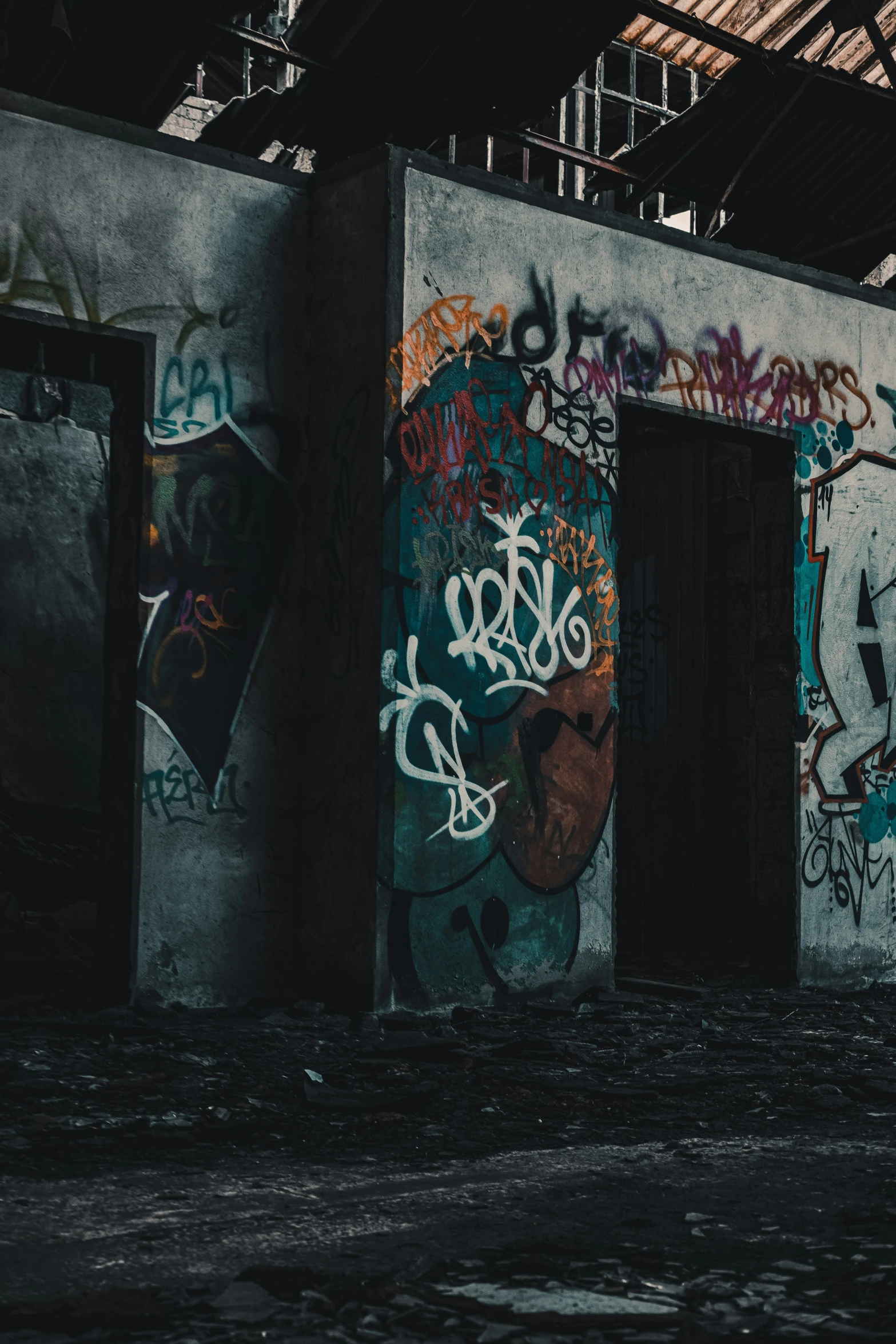 an abandoned building with graffiti on the walls