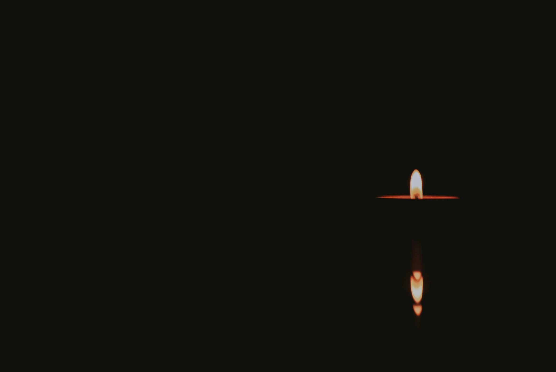 an odd looking picture of the candle on the table in the dark